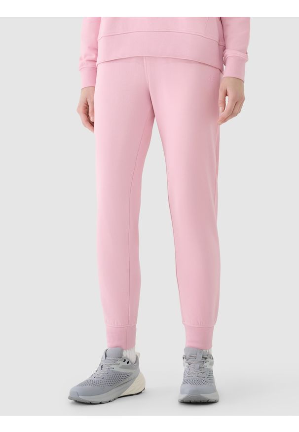 4f - 4F Spodnie dresowe joggery damskie - różowe S. Kolor: różowy. Materiał: dresówka. Wzór: gładki, ze splotem