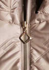 Born2be - Brązowa Pikowana Kurtka Przejściowa o Prostym Kroju z Kapturem Vimoris. Okazja: na spacer, na co dzień. Typ kołnierza: kaptur. Kolekcja: plus size. Kolor: brązowy. Materiał: poliester, jeans. Styl: casual, elegancki #2