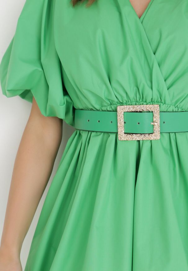 Born2be - Zielona Sukienka z Paskiem Moniphae. Typ kołnierza: dekolt kopertowy. Kolor: zielony. Wzór: jednolity, gładki. Sezon: lato. Typ sukienki: rozkloszowane, kopertowe. Długość: mini