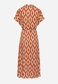 Born2be - Pomarańczowa Wiskozowa Sukienka Koszulowa z Geometrycznym Wzorem Rallapea. Okazja: na co dzień. Typ kołnierza: kołnierzyk klasyczny. Kolor: pomarańczowy. Materiał: wiskoza. Długość rękawa: krótki rękaw. Wzór: geometria. Typ sukienki: koszulowe. Styl: klasyczny, casual, elegancki #3