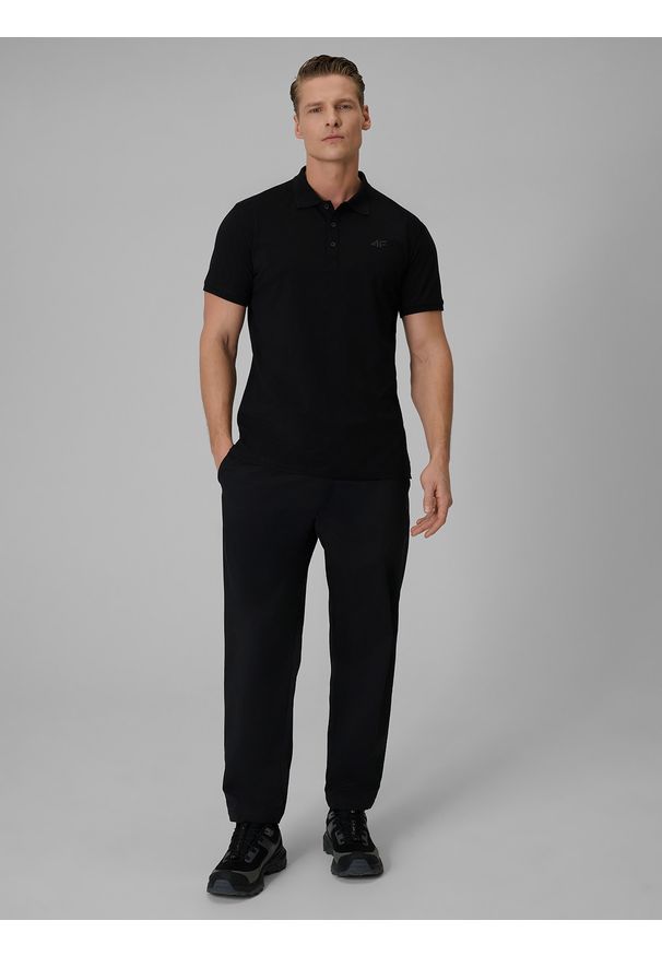 4f - 4F Koszulka polo regular męska - czarna XXL. Okazja: na spacer, na co dzień, do pracy. Typ kołnierza: polo. Kolor: czarny. Materiał: dzianina, bawełna, materiał. Styl: casual, klasyczny