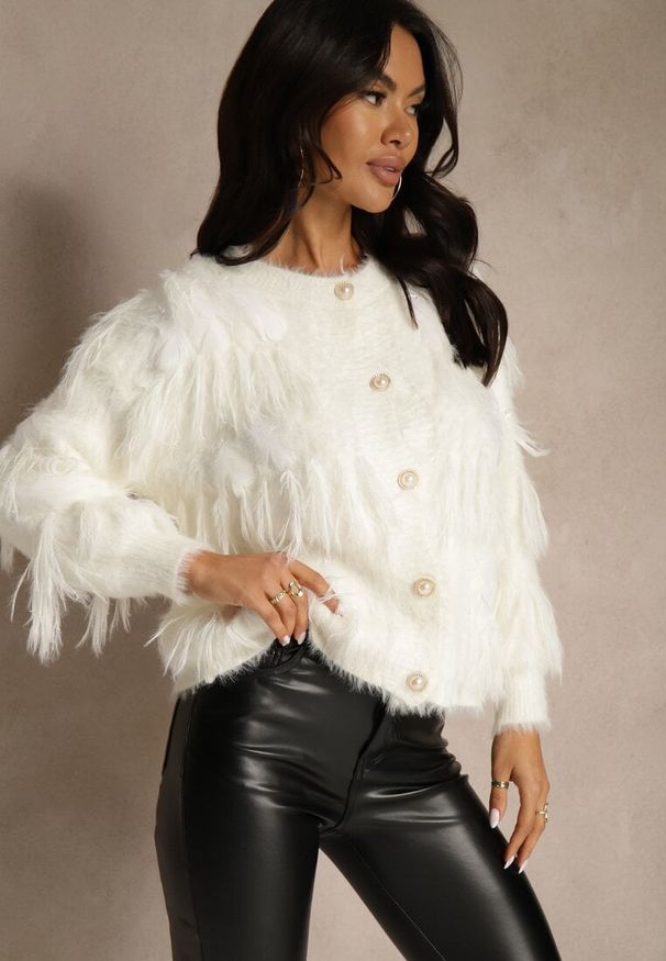 Renee - Jasnobeżowy Kardigan z Dzianiny z Wełną Imitującą Pióra z Perłowymi Guzikami Meviatta. Kolor: beżowy. Materiał: wełna, dzianina. Styl: glamour