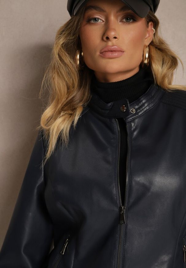Renee - Granatowa Kurtka Ramoneska z Tłoczeniem na Dole i Paskiem na Nap Zinurina. Okazja: na co dzień. Kolor: niebieski. Materiał: jeans. Styl: klasyczny, elegancki, casual
