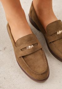 Born2be - Zielone Mokasyny VICES z Wkładką ze Skóry Naturalnej i Metaliczną Aplikacją Nanora. Nosek buta: okrągły. Kolor: beżowy. Materiał: skóra. Wzór: aplikacja. Obcas: na obcasie. Styl: klasyczny. Wysokość obcasa: niski #6