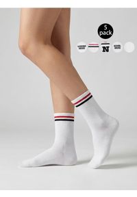 Sinsay - Zestaw białych skarpetek z napisami i paskami 5 pack - wielobarwny. Kolor: biały. Wzór: napisy #1