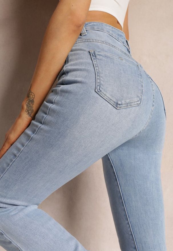 Renee - Jasnoniebieskie Jeansy Dzwony High Waist Briris. Okazja: na co dzień, do pracy, na spotkanie biznesowe. Stan: podwyższony. Kolekcja: dla wysokich. Kolor: niebieski. Sezon: lato. Styl: casual, biznesowy, elegancki