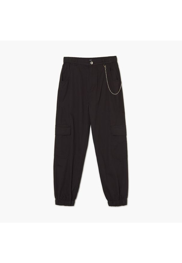 Cropp - Czarne spodnie jogger z kieszeniami cargo - Czarny. Kolor: czarny. Materiał: bawełna, tkanina