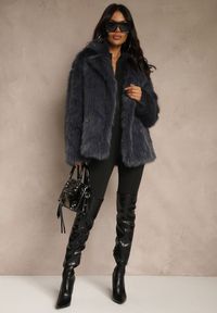 Renee - Granatowa Oversizowa Kurtka Futerko o Dwurzędowym Kroju Asonella. Okazja: na randkę, na co dzień. Typ kołnierza: golf. Kolor: niebieski. Materiał: futro. Wzór: aplikacja. Styl: casual #6