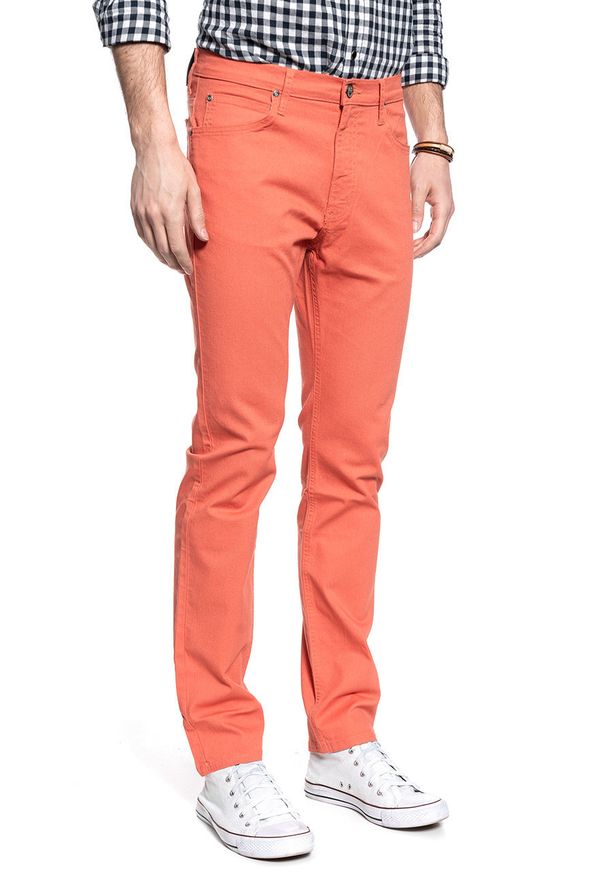 Lee - LEE RIDER MĘSKIE SPODNIE MATERIAŁOWE PAPRIKA L701LB22 112117566. Materiał: materiał