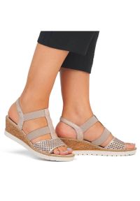Komfortowe sandały damskie na koturnie wsuwane różowe złoto Remonte R6265-31 złoty. Zapięcie: bez zapięcia. Kolor: złoty. Obcas: na koturnie #11