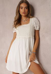 Renee - Biała Sukienka Bawełniana Xysnea. Kolor: biały. Materiał: bawełna. Długość rękawa: krótki rękaw. Wzór: jednolity, aplikacja. Typ sukienki: rozkloszowane. Długość: mini