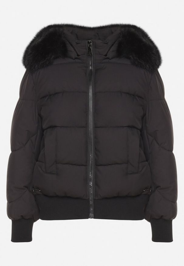Born2be - Czarna Pikowana Kurtka z Szerokimi Ściągaczami i Ozdobnym Futrem przy Kapturze Inandria. Okazja: na co dzień, na spotkanie biznesowe, do pracy. Kolor: czarny. Materiał: futro. Długość rękawa: długi rękaw. Długość: długie. Styl: biznesowy, casual, elegancki, klasyczny