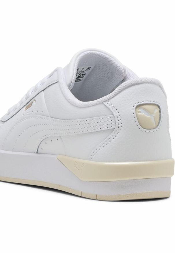 Puma - Damskie sneakersy Jada Classic PUMA White Gold Alpine Snow. Kolor: biały, żółty, wielokolorowy. Materiał: syntetyk. Szerokość cholewki: normalna. Sport: tenis