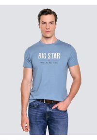 Big-Star - Koszulka męska o klasycznym kroju niebieska Bruno 400. Okazja: na co dzień. Kolor: niebieski. Materiał: jeans, bawełna. Długość rękawa: krótki rękaw. Długość: krótkie. Wzór: nadruk. Styl: klasyczny
