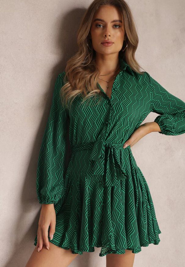 Renee - Zielona Sukienka Koszulowa Lelli. Okazja: na co dzień, na randkę, na imprezę. Kolor: zielony. Materiał: materiał. Wzór: geometria, aplikacja, nadruk. Typ sukienki: koszulowe. Styl: casual. Długość: mini