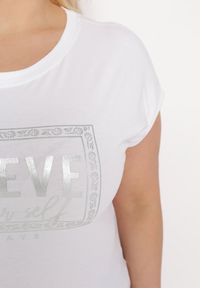 Born2be - Biały Bawełniany T-shirt z Ozdobnym Napisem Dellphia. Okazja: na co dzień. Kolor: biały. Materiał: bawełna. Wzór: napisy. Styl: casual, elegancki
