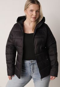 Born2be - Czarna Klasyczna Kurtka Przejściowa z Pikowaniem i Kapturem Edariella. Okazja: na co dzień. Kolekcja: plus size. Kolor: czarny. Materiał: jeans. Styl: klasyczny #1