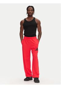 Adidas - adidas Spodnie dresowe Essentials JF3601 Czerwony Loose Fit. Kolor: czerwony. Materiał: bawełna