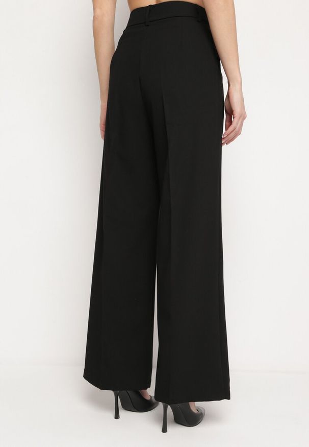 Born2be - Czarne Eleganckie Spodnie w Garniturowym Stylu z Zakładkami Illthai. Kolor: czarny. Styl: elegancki