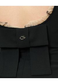 CRISTINAEFFE MILANO - Czarna sukienka z koronką. Typ kołnierza: kokarda. Kolor: czarny. Materiał: koronka. Długość rękawa: na ramiączkach. Wzór: koronka. Typ sukienki: dopasowane. Długość: mini #6