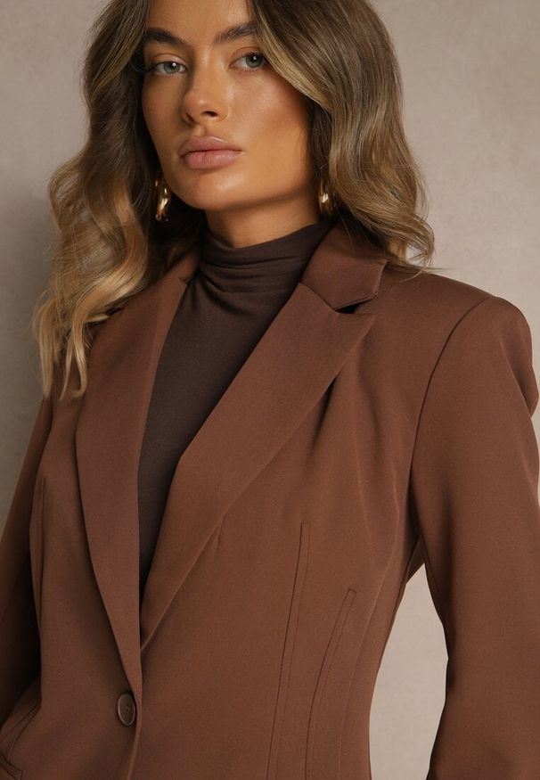 Renee - Brązowa Marynarka VICES o Taliowanym Kroju z Podkreślonymi Ramionami Arivita. Kolor: brązowy. Materiał: jeans. Styl: elegancki, klasyczny