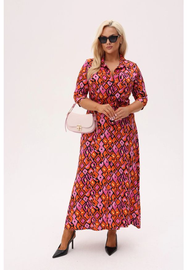 Moda Size Plus Iwanek - Koszulowa sukienka Lola o długości MAXI z geometrycznym printem w odcieniach różu i pomarańczy PLUS SIZE XXL OVERSIZE JESIEŃ. Okazja: na spotkanie biznesowe, do pracy, na co dzień. Kolekcja: plus size. Kolor: różowy. Wzór: geometria, nadruk. Typ sukienki: koszulowe, oversize, dla puszystych. Materiał: materiał, tkanina, wiskoza, skóra. Sezon: jesień. Styl: elegancki, casual, klasyczny, boho, biznesowy. Długość: maxi