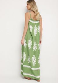 Born2be - Zielona Sukienka o Rozkloszowanym Kroju na Ramiączkach w Etniczny Wzór Revoniae. Okazja: na co dzień. Typ kołnierza: dekolt w kształcie V. Kolor: zielony. Długość rękawa: na ramiączkach. Styl: casual, elegancki #2
