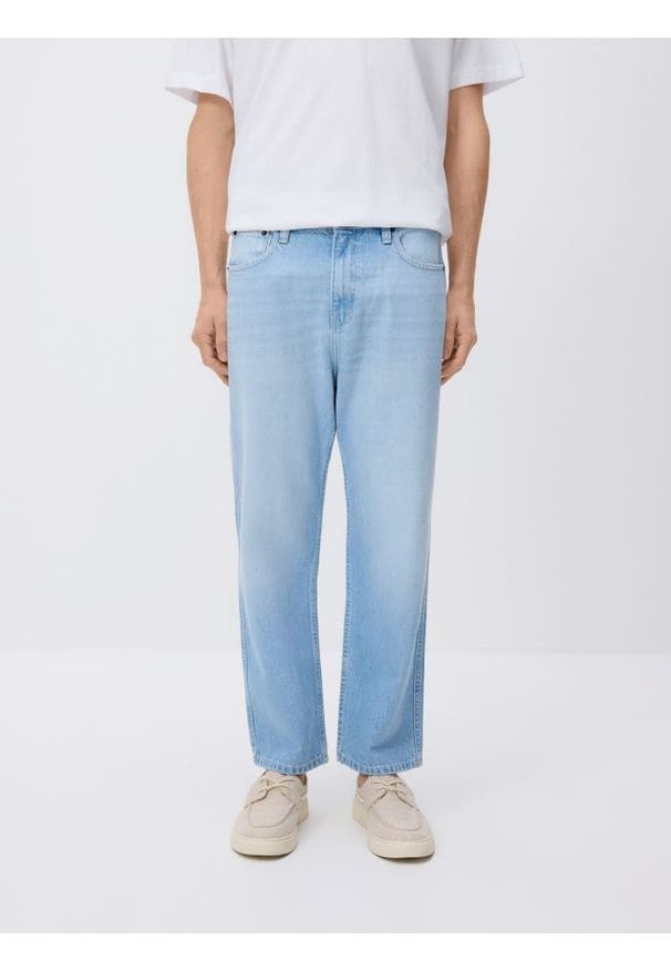 Reserved - Jeansy straight z efektem sprania - niebieski. Kolor: niebieski