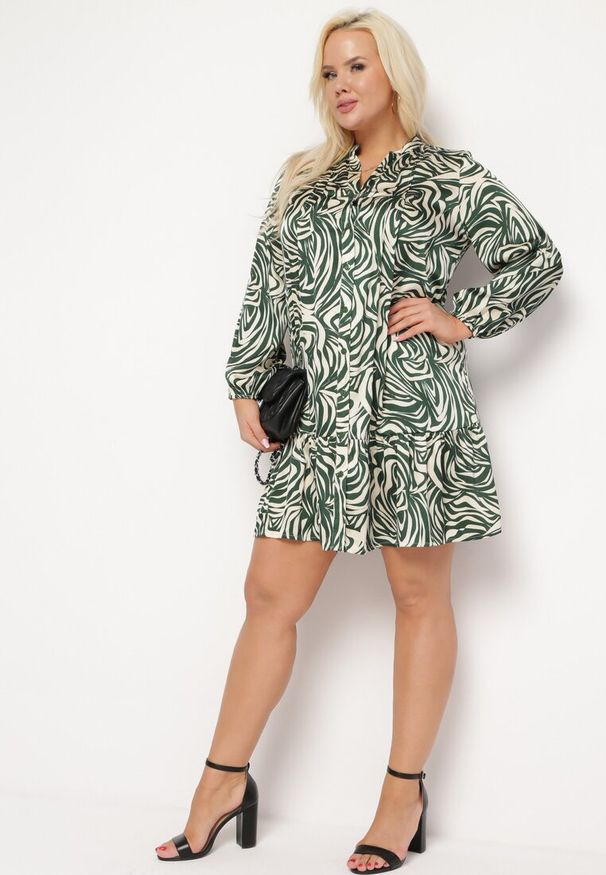 Born2be - Zielono-Beżowa Sukienka Mini z Falbanką i Abstrakcyjnym Wzorem Ovina. Kolor: zielony. Długość rękawa: długi rękaw. Długość: mini