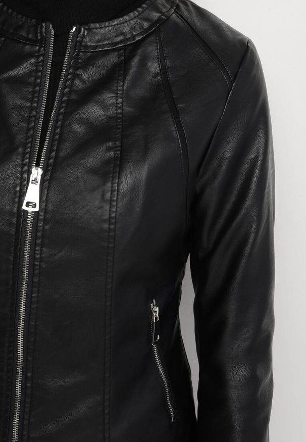 Born2be - Czarna Kurtka Ramoneska Biker z Futerkiem i Paskiem Telima. Kolor: czarny. Materiał: futro. Sezon: zima