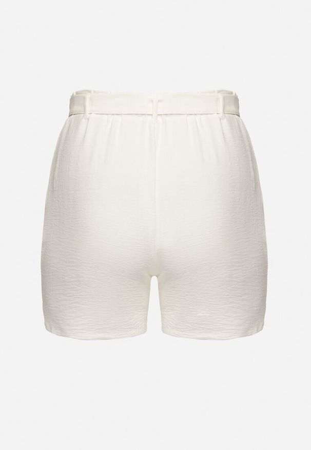 Born2be - Jasnobeżowe Szorty Typu Bermudy z Wysokim Stanem z Gumką w Pasie i Wiązaniem Seviiana. Okazja: na co dzień. Stan: podwyższony. Kolor: beżowy. Materiał: koronka. Wzór: koronka. Styl: casual, elegancki