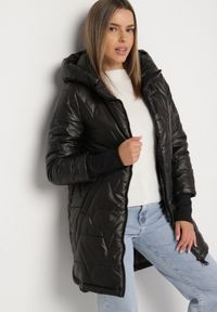 Born2be - Czarna Pikowana Kurtka o Asymetrycznym Kroju z Kapturem Dezilia. Okazja: na co dzień, na spacer. Typ kołnierza: kaptur. Kolor: czarny. Materiał: jeans. Styl: casual