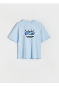 Reserved - T-shirt oversize z nadrukiem - jasnoniebieski. Kolor: niebieski. Materiał: dzianina, bawełna. Wzór: nadruk