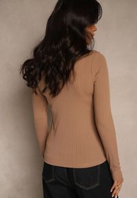 Renee - Ciemnobeżowa Klasyczna Bluzka Longsleeve z Golfem Raleia. Okazja: na co dzień. Typ kołnierza: golf. Kolor: beżowy. Długość rękawa: długi rękaw. Styl: klasyczny