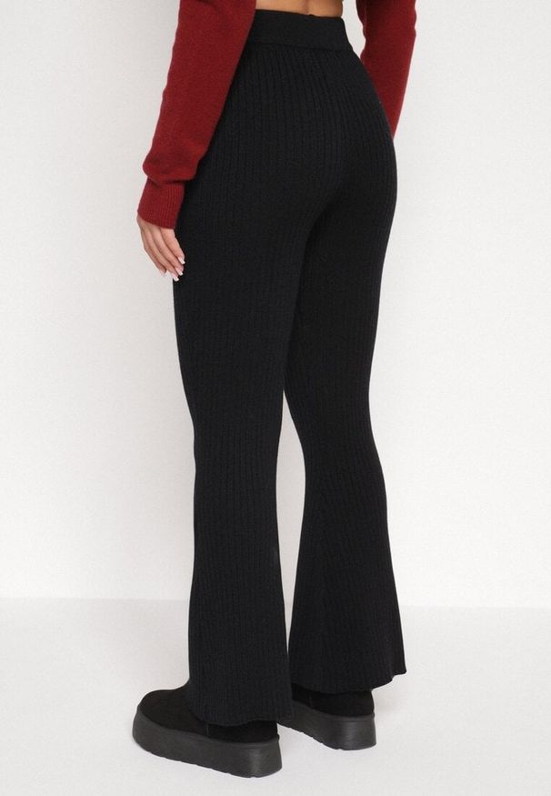 Born2be - Czarne Spodnie z Wiskozą i Wysokim Stanem Typu Dzwony Tusvira. Okazja: na co dzień. Stan: podwyższony. Kolor: czarny. Materiał: wiskoza. Styl: casual, elegancki