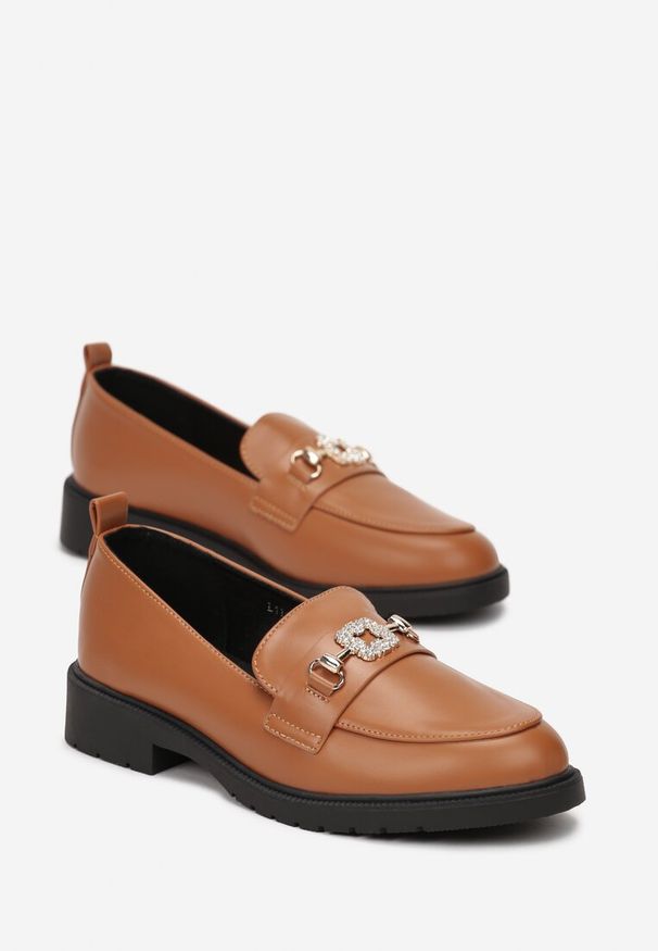 Renee - Brązowe Mokasyny Ozdobione Klamerką z Cyrkoniami Sawanpa. Okazja: na co dzień, na spotkanie biznesowe. Nosek buta: okrągły. Kolor: brązowy. Wzór: aplikacja. Sezon: wiosna, jesień. Obcas: na obcasie. Styl: wizytowy, klasyczny, casual, biznesowy, elegancki. Wysokość obcasa: niski