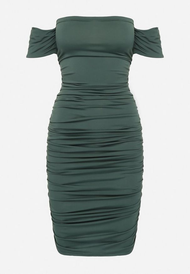 Born2be - Zielona Sukienka o Dopasowanym Kroju z Odkrytymi Ramionami i Drapowaniem Tosoria. Okazja: na co dzień. Kolor: zielony. Typ sukienki: z odkrytymi ramionami. Styl: casual