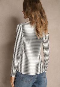 Renee - Biała Bluzka Longsleeve Ozdobiona Paskami i Cyrkoniami Ralenea. Okazja: na co dzień. Kolor: biały. Materiał: jeans. Długość rękawa: długi rękaw. Wzór: aplikacja. Styl: elegancki, casual