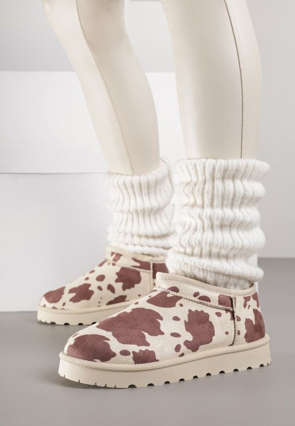 Renee - Brązowe w krowie łaty Niskie Śniegowce o Wsuwanym Fasonie Alodra. Okazja: na co dzień. Kolor: brązowy. Materiał: jeans, puch. Styl: casual, elegancki