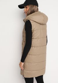 Born2be - Ciemnobeżowa Pikowana Kamizelka z Kapturem i Obustronnym Suwakiem Trilasa. Typ kołnierza: kaptur. Kolor: beżowy. Styl: elegancki #3