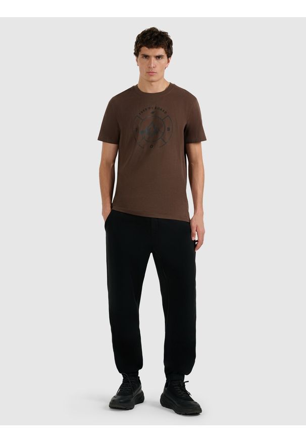 4f - 4F T-shirt regular z nadrukiem męski - beżowy S. Okazja: na co dzień. Kolor: beżowy. Materiał: skóra, materiał, bawełna. Wzór: nadruk. Styl: casual