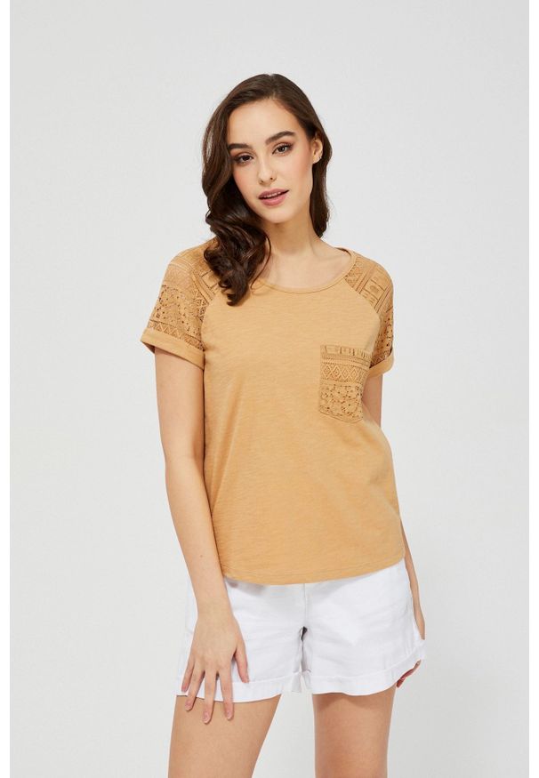 MOODO - T-shirt z koronką. Typ kołnierza: dekolt w łódkę. Materiał: koronka. Długość rękawa: krótki rękaw. Długość: krótkie. Wzór: koronka
