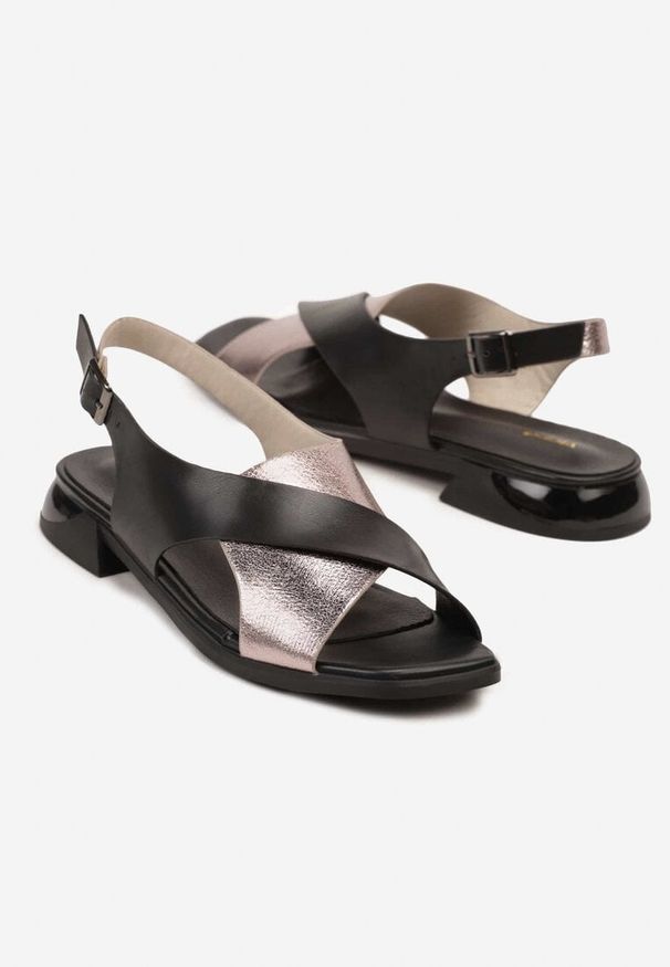 Renee - Czarne Metaliczne Sandały Vices z Krzyżującymi się Paskami Tilorena. Okazja: na co dzień. Zapięcie: pasek. Kolor: czarny. Obcas: na obcasie. Styl: elegancki, klasyczny, casual. Wysokość obcasa: niski