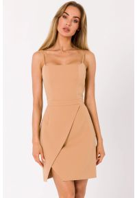 Sukienki.shop - Sukienka koktajlowa ołówkowa mini na ramiączkach beżowa. Okazja: na ślub cywilny, na wesele, na imprezę. Kolor: beżowy. Długość rękawa: na ramiączkach. Sezon: lato. Typ sukienki: ołówkowe. Styl: wizytowy. Długość: mini #2