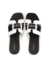 Kazar - Biało-czarne klapki na płaskiej podeszwie. Kolor: biały. Materiał: syntetyk, skóra. Wzór: aplikacja. Sezon: lato. Obcas: na płaskiej podeszwie. Styl: klasyczny #2