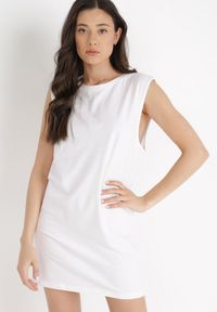 Born2be - Biała Sukienka Nemeope. Kolor: biały. Materiał: jeans, bawełna, tkanina. Długość rękawa: bez rękawów. Wzór: aplikacja, gładki. Styl: klasyczny, wakacyjny. Długość: mini #1