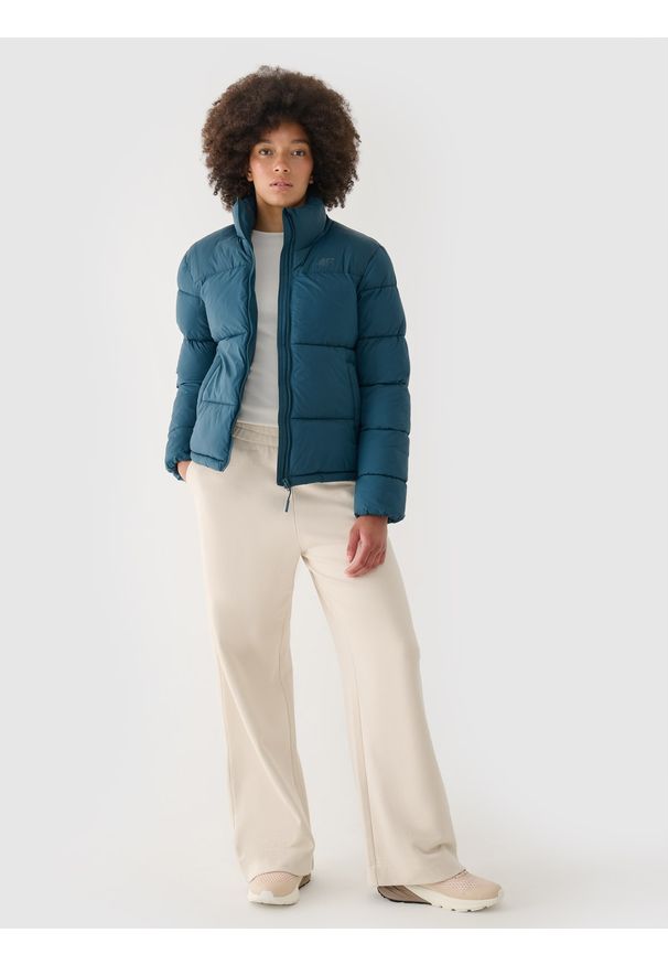 4f - 4F Kurtka puchowa z wypełnieniem syntetycznym damska - turkusowa XXL. Okazja: na co dzień. Typ kołnierza: kołnierzyk stójkowy. Kolor: turkusowy. Materiał: syntetyk, puch. Długość: długie. Wzór: gładki. Sezon: zima. Styl: klasyczny, casual, sportowy