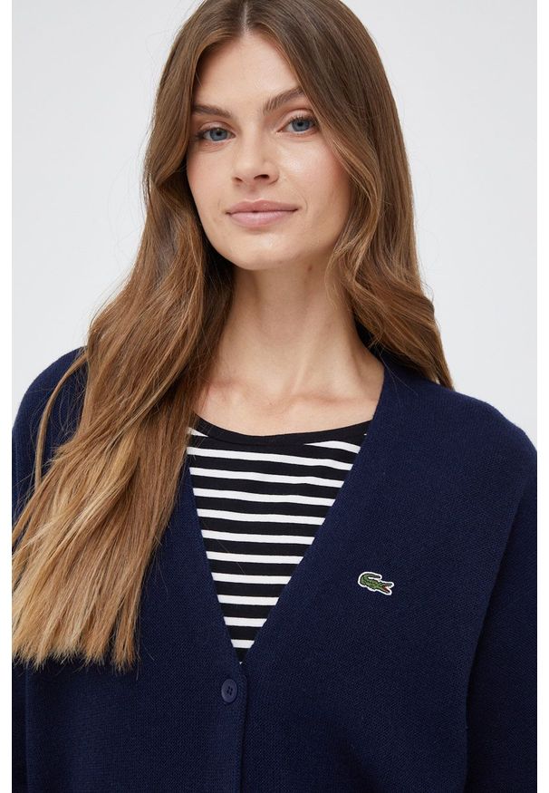 Lacoste kardigan wełniany damski kolor granatowy lekki. Okazja: na co dzień. Kolor: niebieski. Materiał: wełna. Długość rękawa: długi rękaw. Długość: długie. Styl: casual
