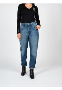 Guess Jeansy Mom Fit | W2RA21D3Y0V | Kobieta | Niebieski. Okazja: na co dzień. Stan: podwyższony. Kolor: niebieski. Długość: do kostek. Wzór: aplikacja. Styl: casual, vintage, retro, elegancki #5