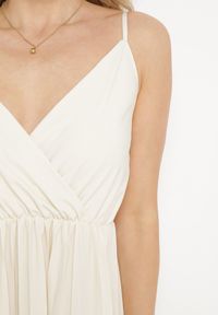 Born2be - Jasnobeżowa Rozkloszowana Sukienka Długa z Kopertowym Dekoltem na Ramiączkach Asmerria. Kolor: beżowy. Długość rękawa: na ramiączkach. Typ sukienki: kopertowe. Styl: elegancki. Długość: maxi #7